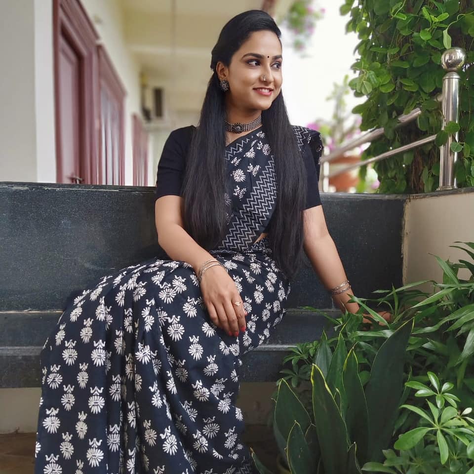 Zee Telugu Tv Anchor Kasi Annapurna In Black Saree Blouse